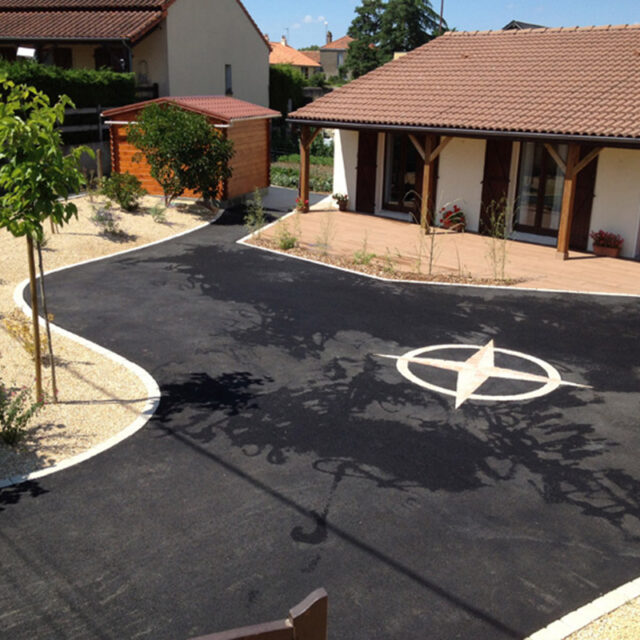 cour en enrobe noir