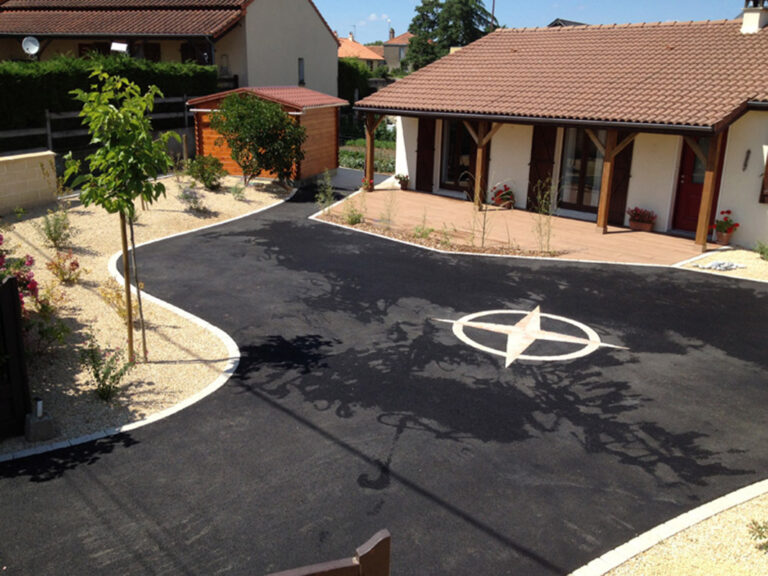 cour en enrobe noir