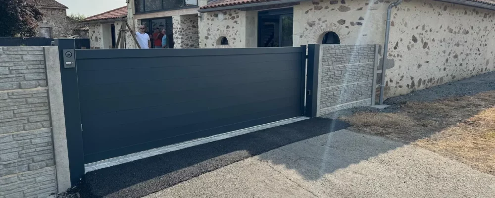 portail gris motorisé